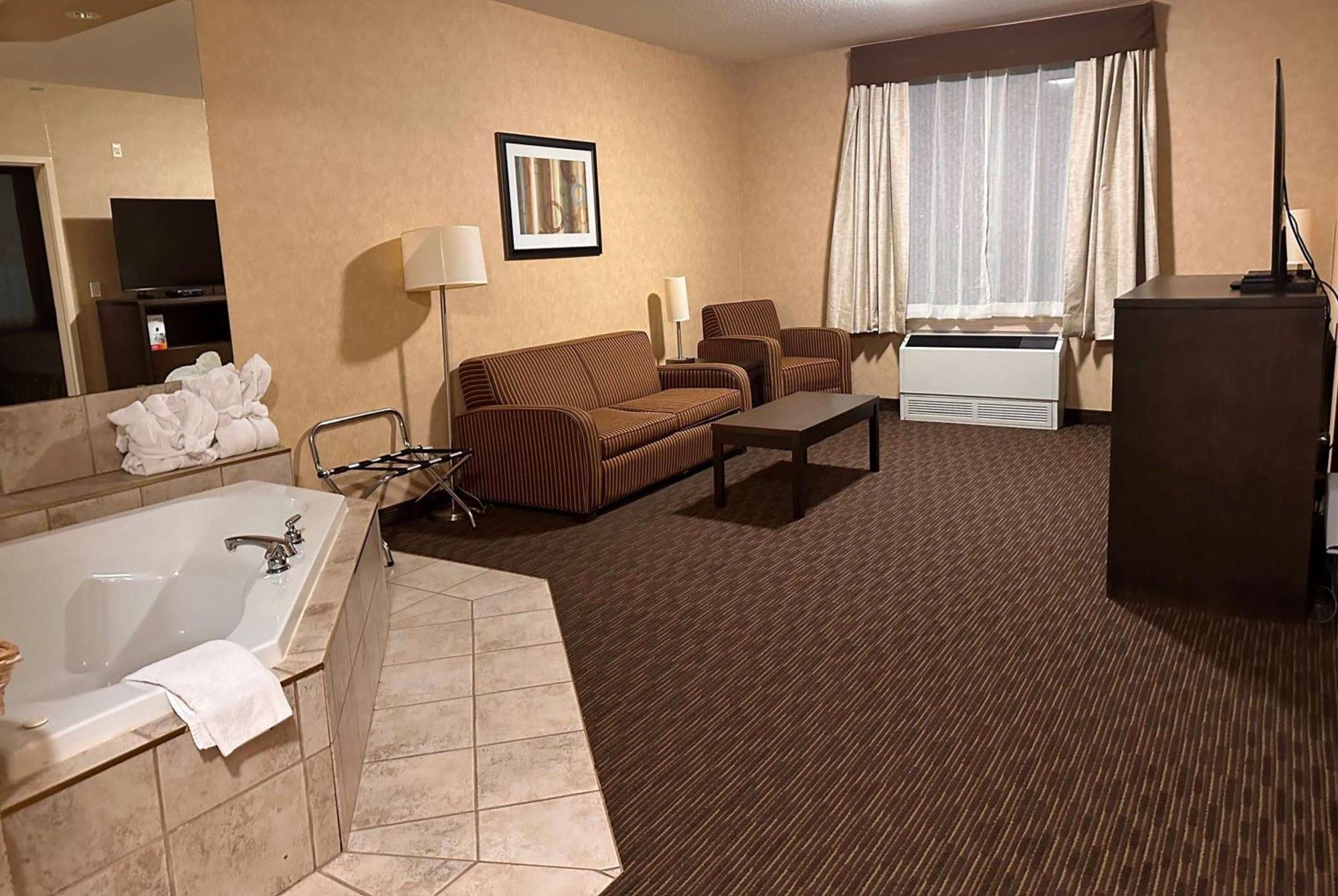 Ramada By Wyndham Estevan Exterior photo
