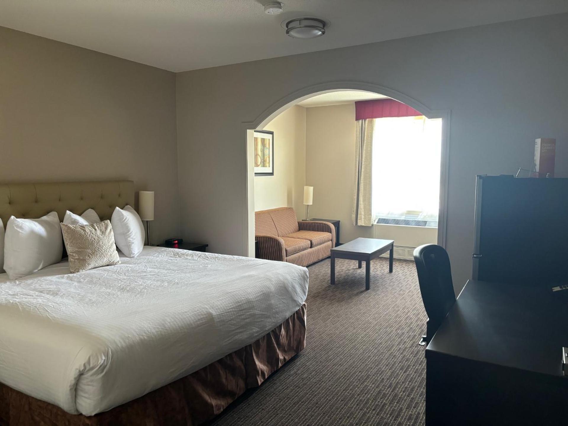 Ramada By Wyndham Estevan Exterior photo
