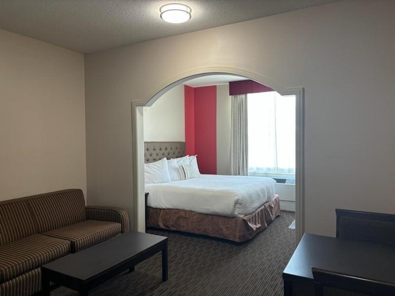 Ramada By Wyndham Estevan Exterior photo