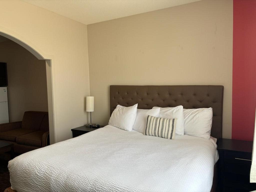 Ramada By Wyndham Estevan Exterior photo