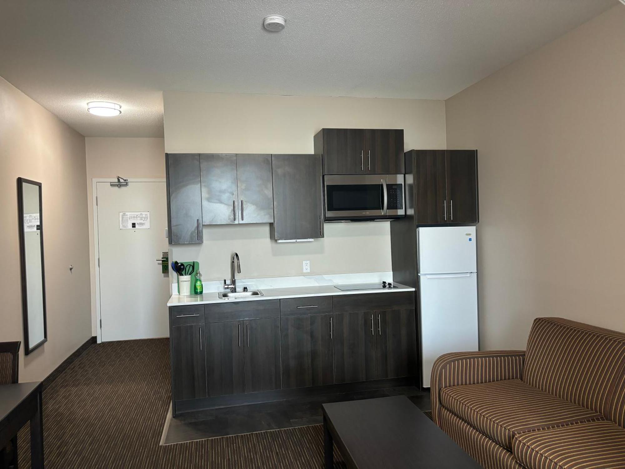 Ramada By Wyndham Estevan Exterior photo