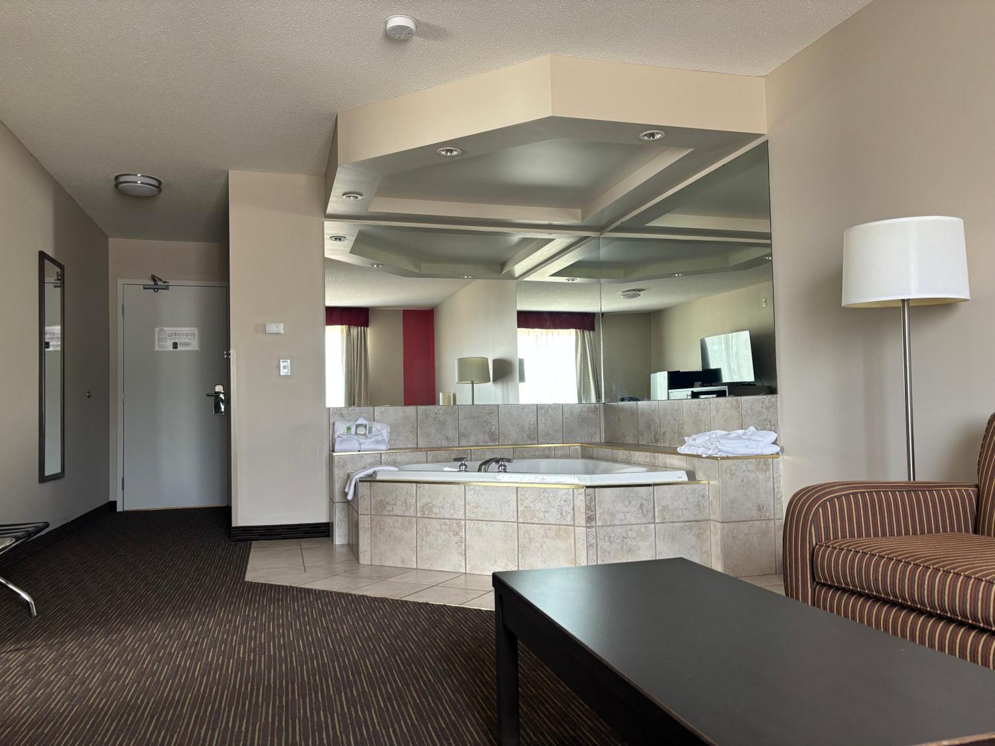 Ramada By Wyndham Estevan Exterior photo