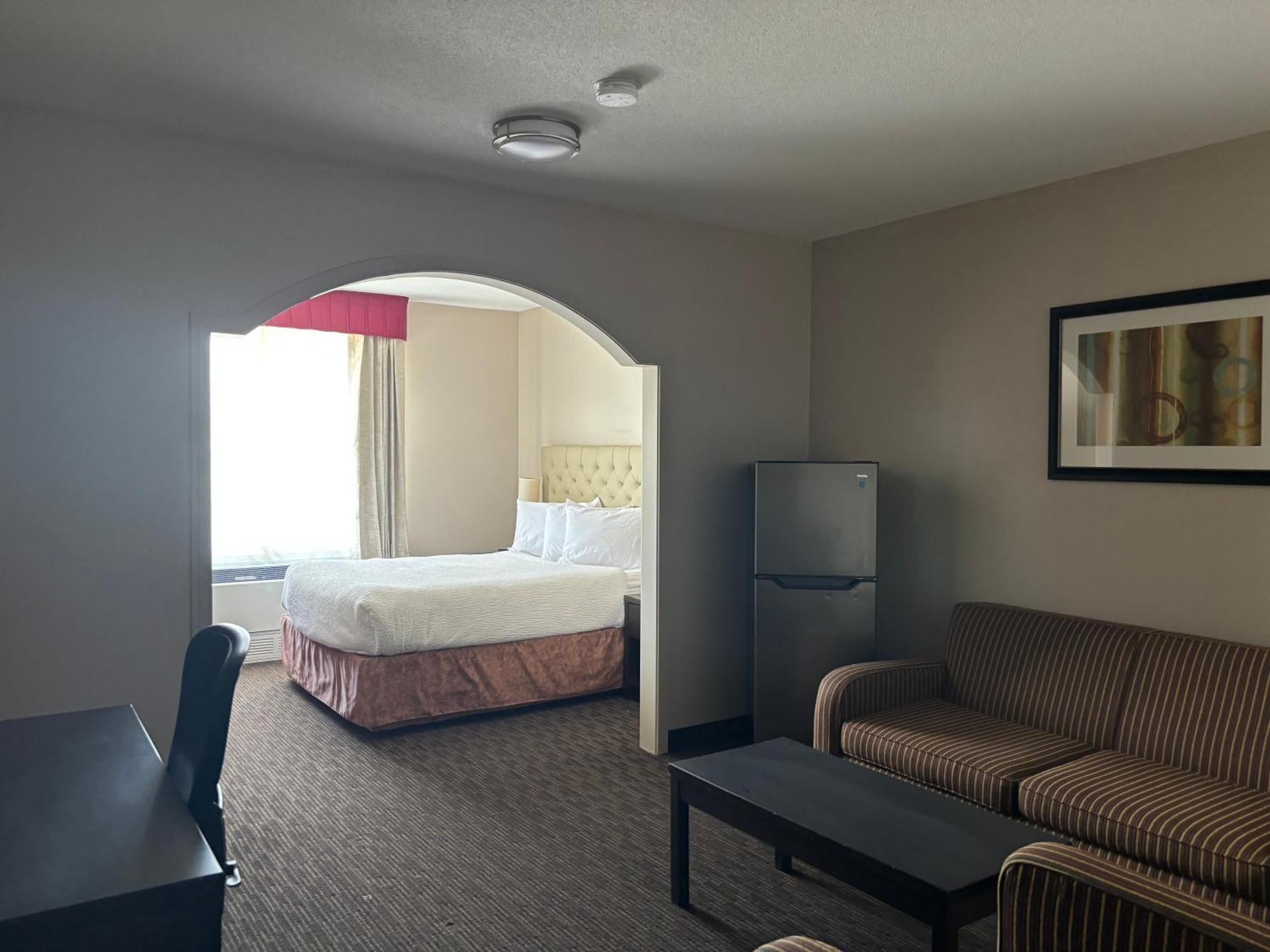 Ramada By Wyndham Estevan Exterior photo